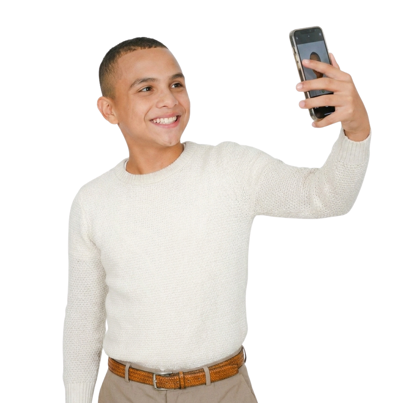 Guido Vargas con su celular